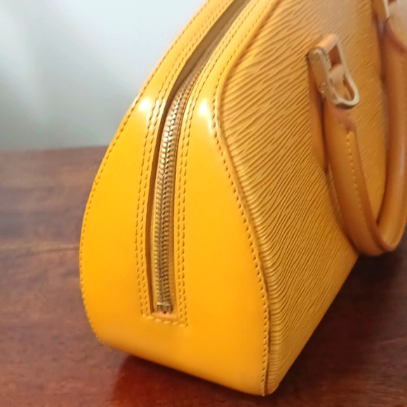 Louis Vuitton Yellow Epi Jasmine Vintage Handbag - Picture 5 of 11